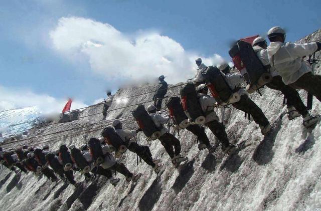 印媒：无人机和歼20已转移，卫星拍下震撼一幕：12架不明战机护航