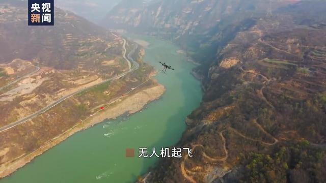 跨越千米黄河 无人机“穿针引线”架设特高压线路