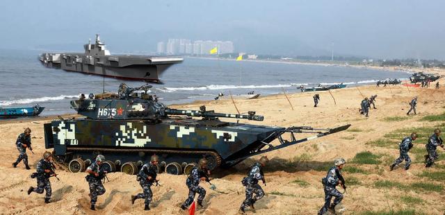 解放军首现跨海夺岛新战术：075舰可实现超视距作战，意义重大