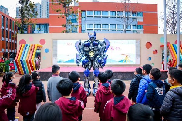 机器人、无人机、昆虫历险记……郑东新区康宁小学“玩转”校园科技节