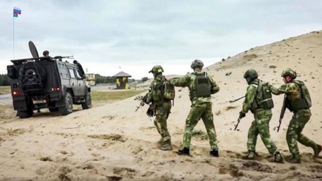 俄军在纳卡淡定行进，土耳其默不作声，无人机再强也不敢硬碰硬