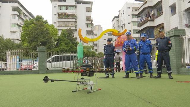 火攻、喷药！无人机降伏蜂魔 蓝天救援队三天义务摘除130个马蜂窝