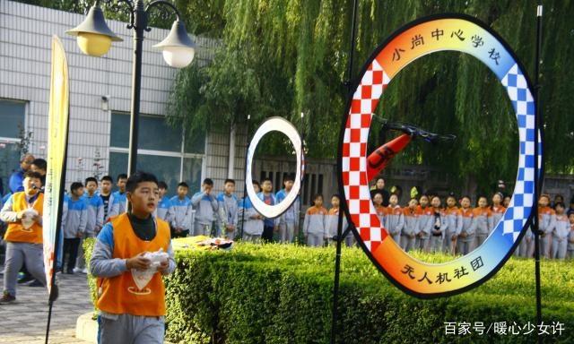 焦作市某农村小学孩子玩无人机玩得好