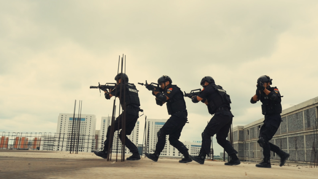 看无人机视角追捕贩毒团伙现场！效果炸裂