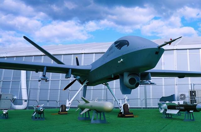 我国新型无人机空投画面曝光，形似航空炸弹的“物资舱”引发关注
