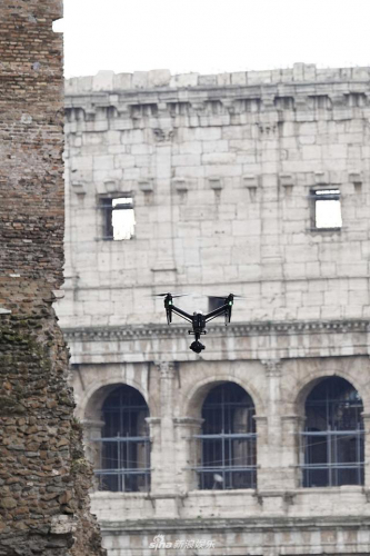 组图：阿汤哥拍《碟中谍7》启用无人机 与汽车互逐场面刺激