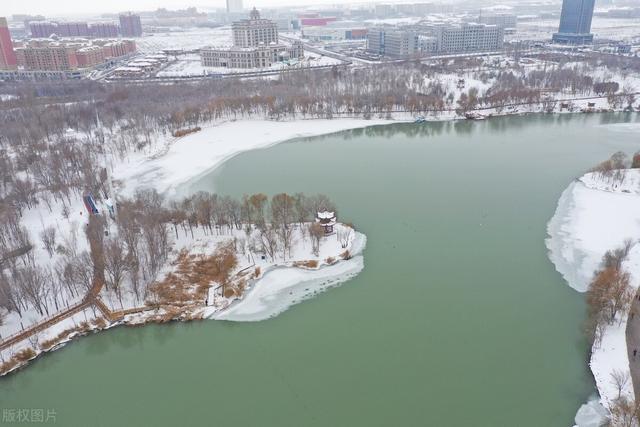 2020年11月30日，无人机航拍新疆博乐市雪后的情景