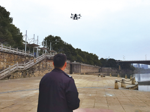 无人机空中喊话，劝导生产性垂钓