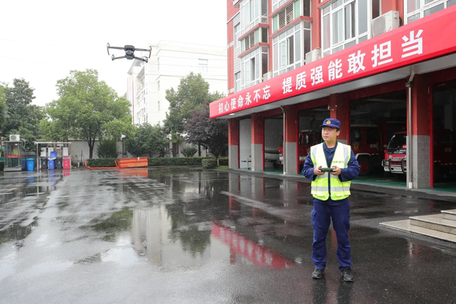 女子落入冰冷野湖，常州消防用热成像无人机 10 分钟锁定救援