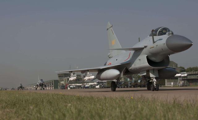 成飞始终快人一步！中美无人机智能空战龙虎斗，歼20面临淘汰？