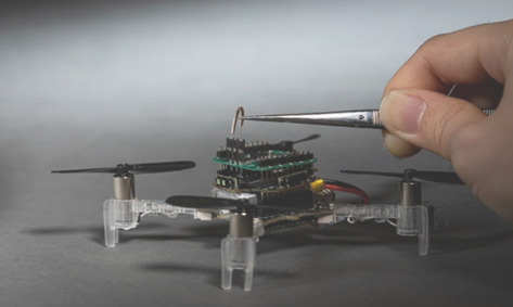 科学家开发出使用飞蛾触角来定位气味的微型无人机