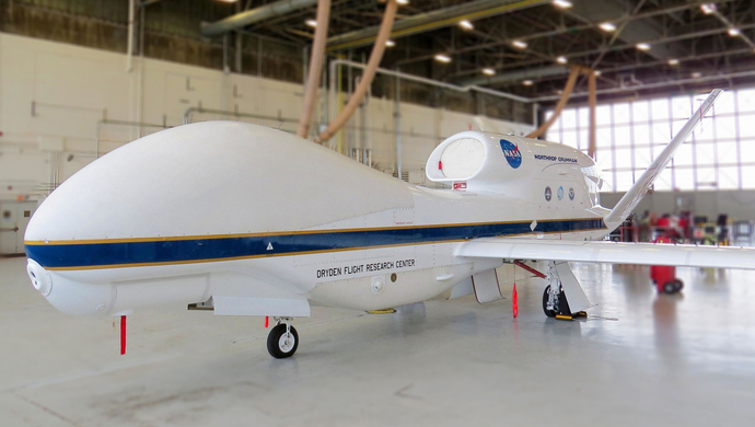 上百架无人机“蜂群”升空，防空导弹干瞪眼！谁能反制无人机？