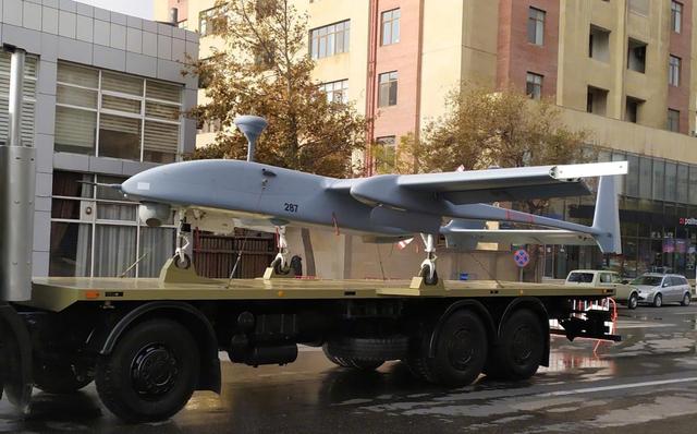 落后就要挨打！阿塞拜疆举行胜利阅兵，展示多款先进无人机