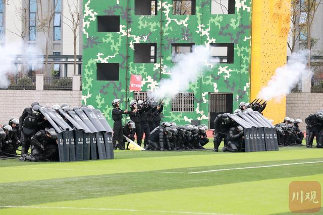 无人机投弹、实战演练烽烟起 南充举行特巡警练兵比武活动