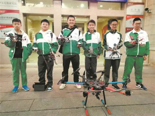 无人机表演进校园 学子体验科技魅力