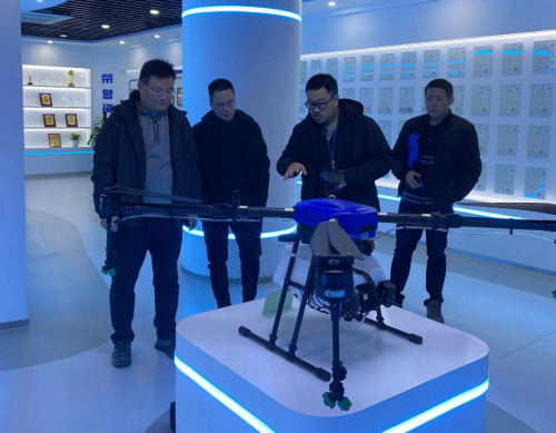 南京新农发展集团有限责任公司董事长戴康顺等领导参观考察拓攻机器人