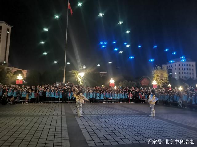 无人机“蜂群”飞舞人机合一表演