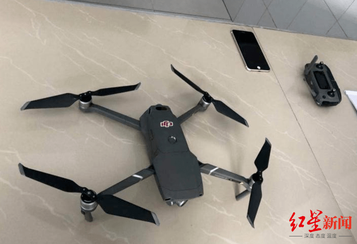 四川绵阳一男子在公园违规放飞无人机 被警方行政罚款1200元