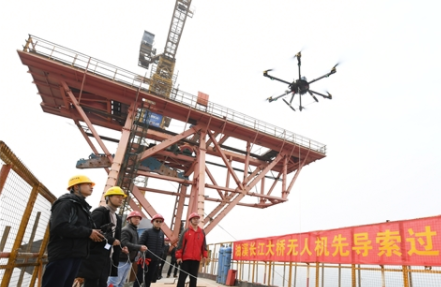 无人机“穿针引线” 江津油溪长江大桥先导索成功过江