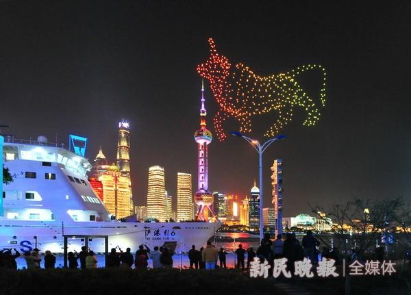 无人机列阵点亮魔都夜空