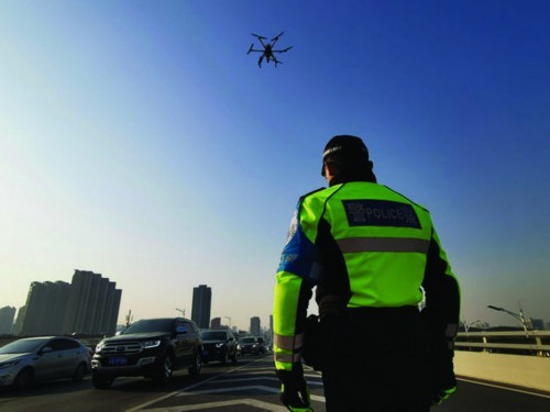 开车看手机，被无人机“抓现行”