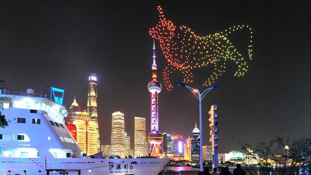 上海600架无人机在虹口北外滩滨江列阵表演