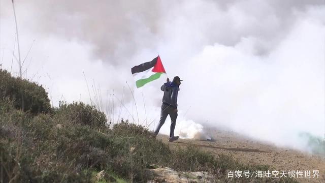 以色列无人机发动空袭，导弹精确命中轿车，伊朗将军当场被炸身亡