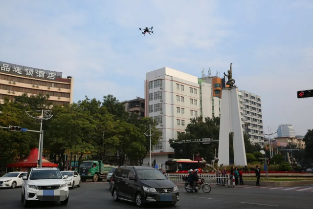 在江门开车要自觉哟！不然无人机飞你头顶警告！