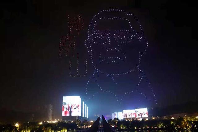 夜空拼出最亮的星 1200架无人机致敬人才