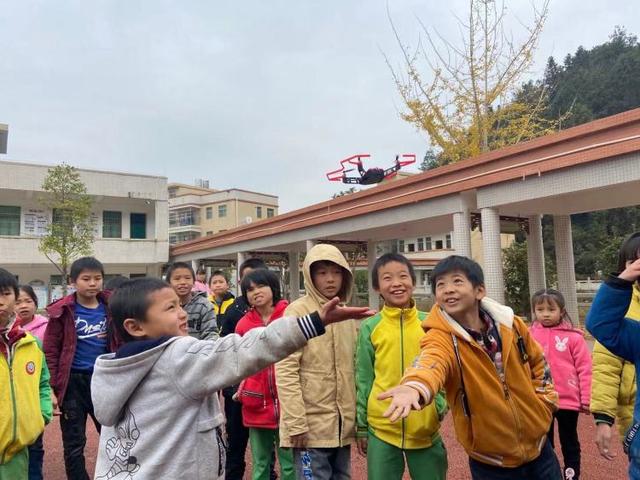 村里娃看“无人机”升国旗仪式