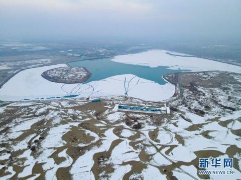 雪落塔克拉玛干沙漠