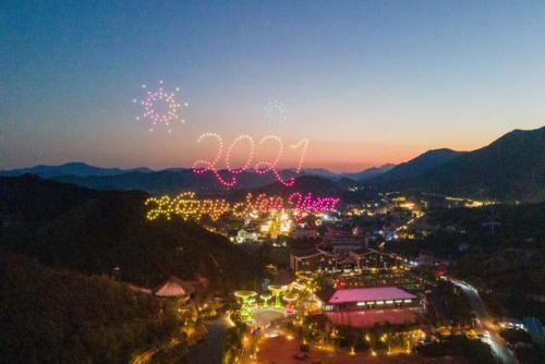 炫酷队列秀演 德清无人机点亮新年心愿