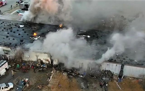 美国消防员增援时带了架红外无人机，在救火中帮上大忙