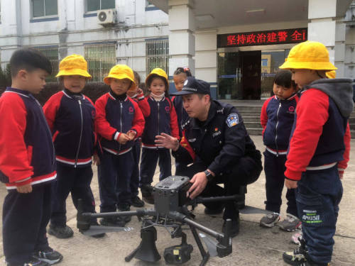 无人机化身“打更人” 拉起夜间安全防护网 