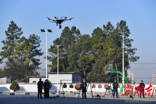 警犬携手无人机 凶残“歹徒”无处逃