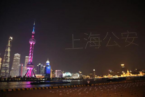 黄浦江上挂旗巡飞，无人机灯光秀“点燃”申城！致敬，人民警察！