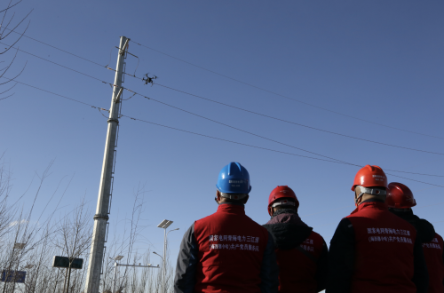 青海首列配网无人机智能化集中巡检在德令哈作业