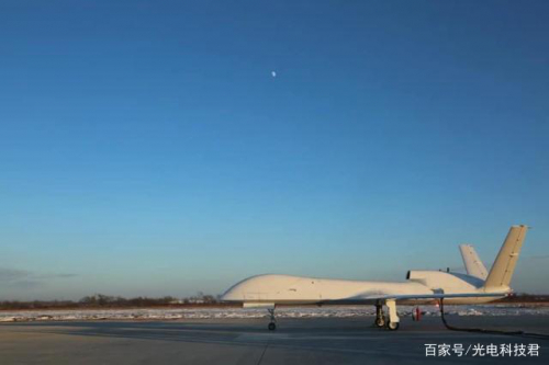 无人机再添新势力，中国猎鹰WJ700首飞圆满成功，达国际先进水平