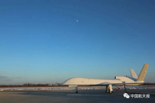 喜报！新型高空高速无人机首飞，可带反辐射导弹，防空系统成靶子