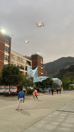 寒潮来袭 温州这所高校用无人机为大树“穿衣取暖”