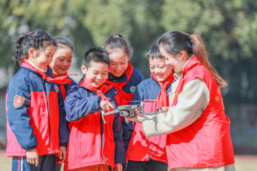 ​湖州：无人机飞进乡村小学 