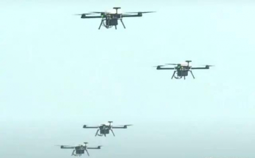 75架无人机亮相阅兵，模拟蜂群自杀攻击，印度无人机战力如何？