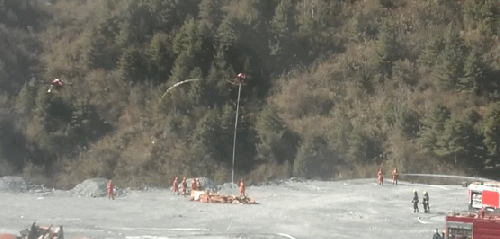 肖友才在观摩无人机灭火应急演练时强调：用先进技术提升科学监测、防控和扑救能力