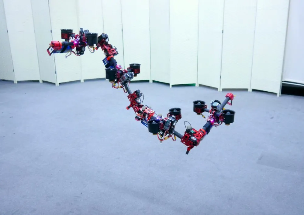 日本“飞龙”无人机在室内自由演练