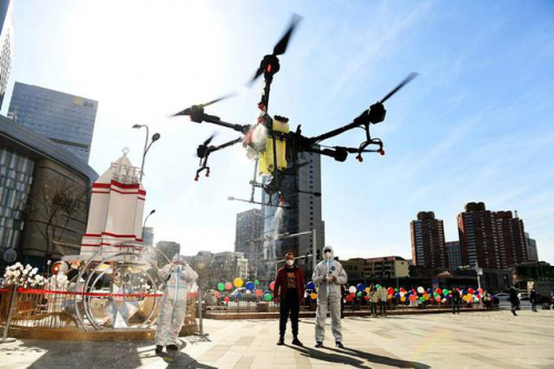 石家庄蓝天救援队操作无人机空中消杀 为商业场所恢复营业做准备