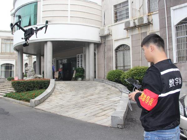 智慧城管：无人机空中巡逻 专盯燃放烟花爆竹的行为