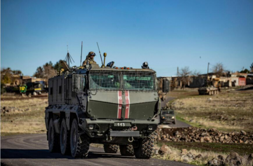 叙政府军在俄军无人机支援下发现武装分子大型军火洞库