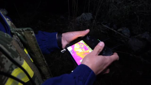 69秒｜无人机都用上了！熊孩子贪玩被困深山石崖 消防员连夜搜救