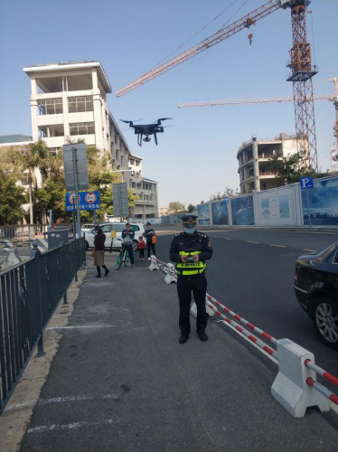 厦门：这部违规出租车在鹭江道一带，被无人机精准查获