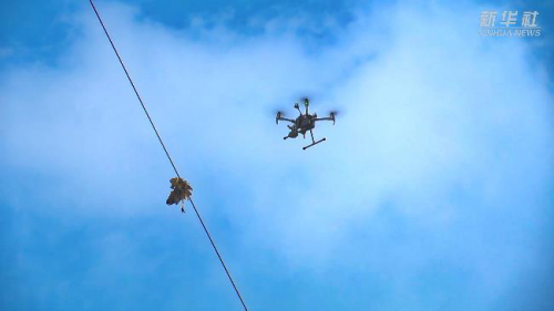 湖北咸宁：无人机发射激光精准快速消除线路缺陷